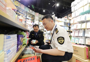 工作人员在经营场所开展化妆品抽样